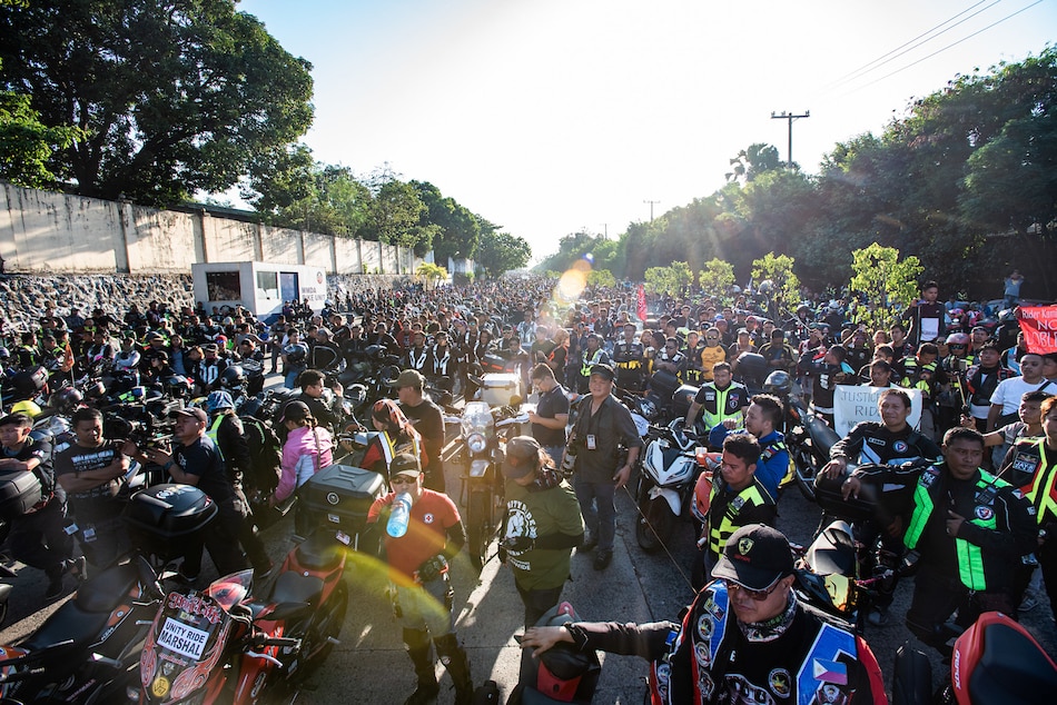 SLIDESHOW: Thousands of riders across PH protest &#39;doble plaka&#39; law 1