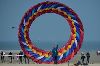 Girl dragged by kite into the sky in Taiwan