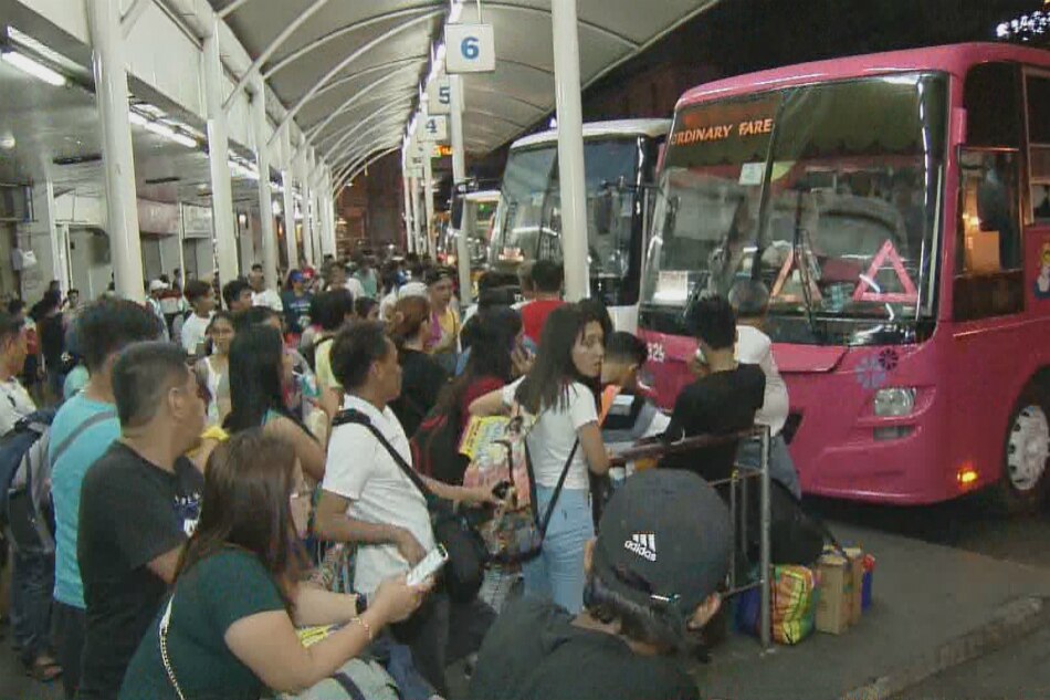 Mga uuwi sa Semana Santa, dagsa na sa bus terminals | ABS-CBN News