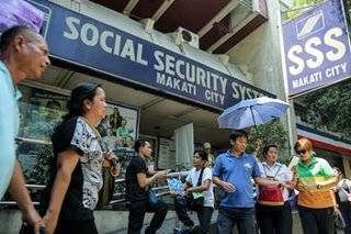 Pensioners, members idinaing ang mahabang pila sa SSS offices