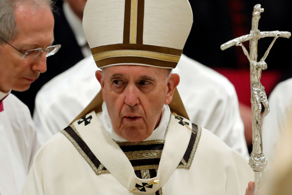 Pope tells Catholics to live for God not wealth on Easter vigil 1