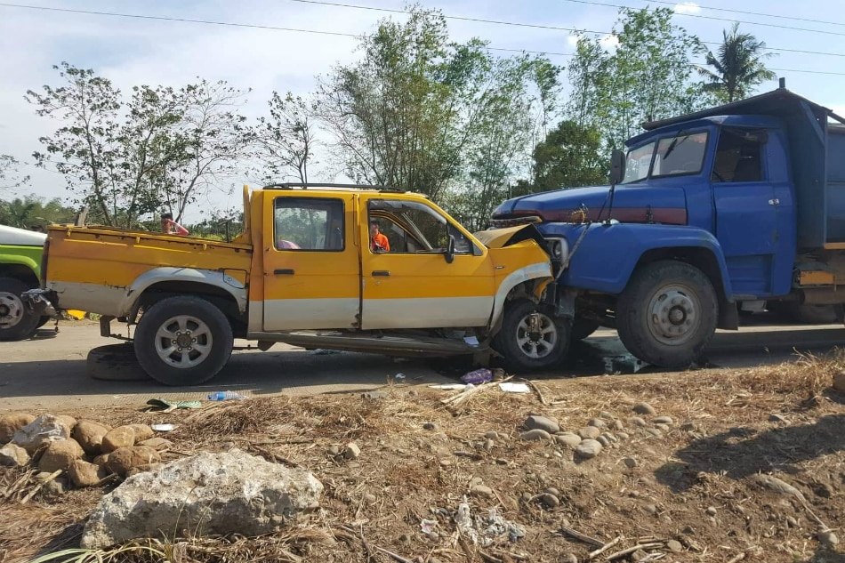 1 patay, 4 sugatan sa salpukan ng pickup, trak sa Negros Occidental 1