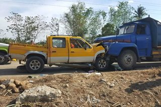 1 patay, 4 sugatan sa salpukan ng pickup, trak sa Negros Occidental