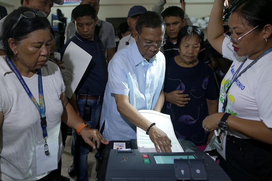 Ex-VP Binay votes anew after first ballot rejected by machine | ABS-CBN ...