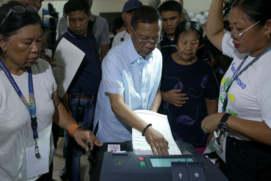 Some poll machines fail, delaying vote for ex-VP Binay, TV host 1