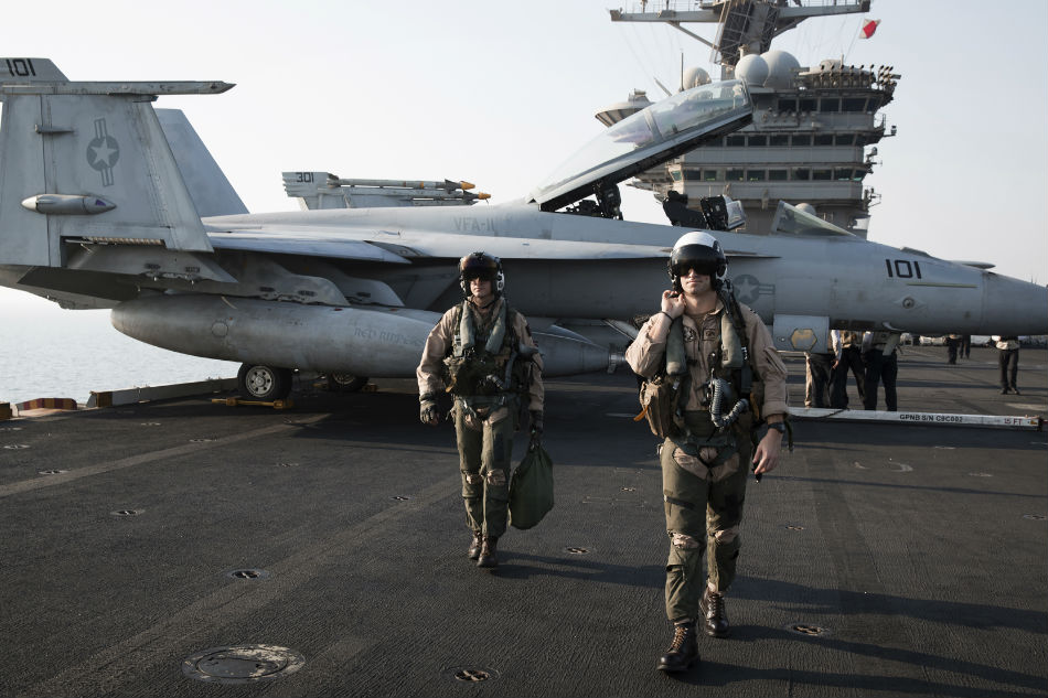 &#39;Wow, what is that?&#39; US Navy pilots report UFOs 1