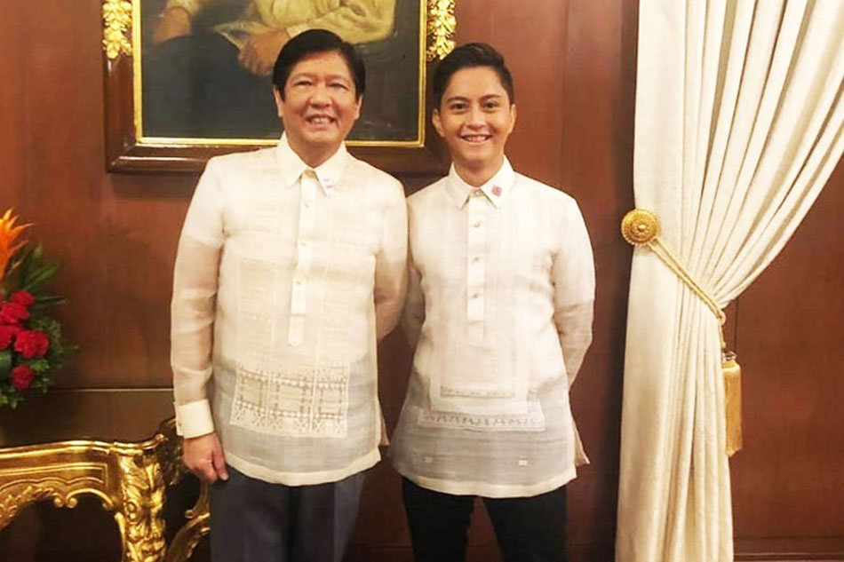 &#39;Back in Malacanang&#39;: Marcoses all smiles while posing by late dictator&#39;s portrait 3
