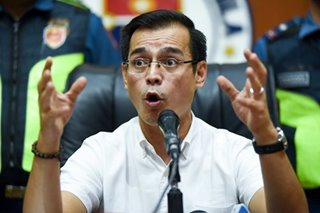 Banyo sa Bonifacio: Isko nakaapak ng t*e malapit sa city hall; station commander sinibak