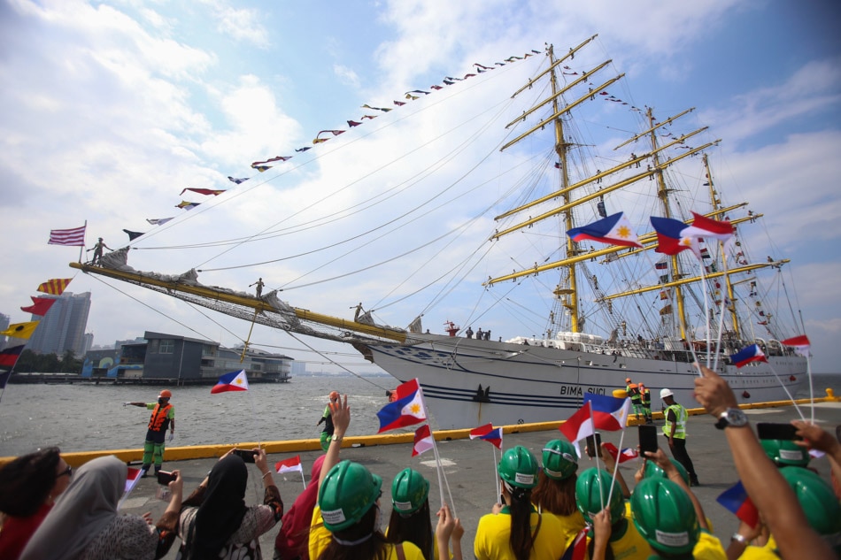 Members of the Philippine Navy welcome the Indonesian Navy training ship Kri Bima Suci with 103 Indonesian naval cadets and 89 officers and crew on board for a goodwill visit in Manila on Monday (12/8). Image: ABS-CBN