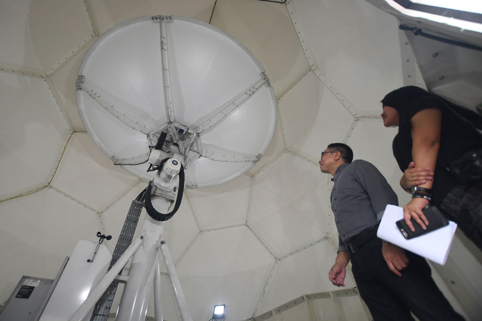 Le personnel du DOST regarde l'antenne de réception du Philippine Earth Data Resource Observation Center à Quezon City.  Mark Demayo, ABS-CBN Nouvelles/Fichier