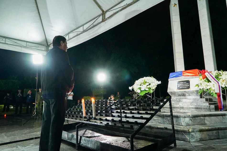 Duterte marks Heroes&#39; Day with late night Libingan visit 2