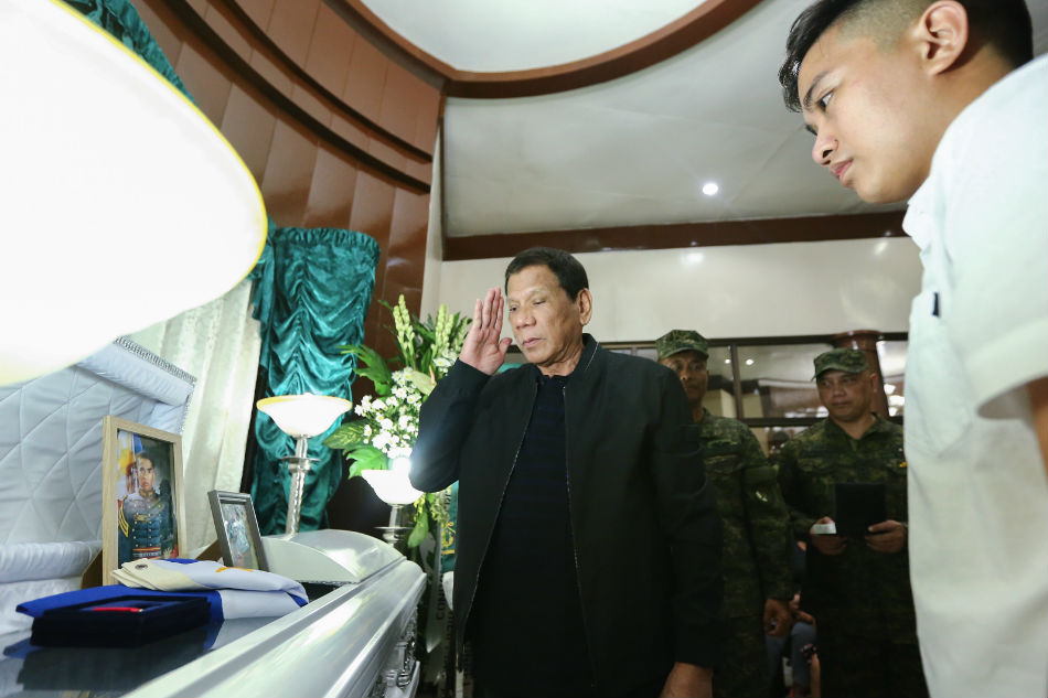 Duterte confers Order of Lapu-Lapu on soldier killed in Samar clash 1