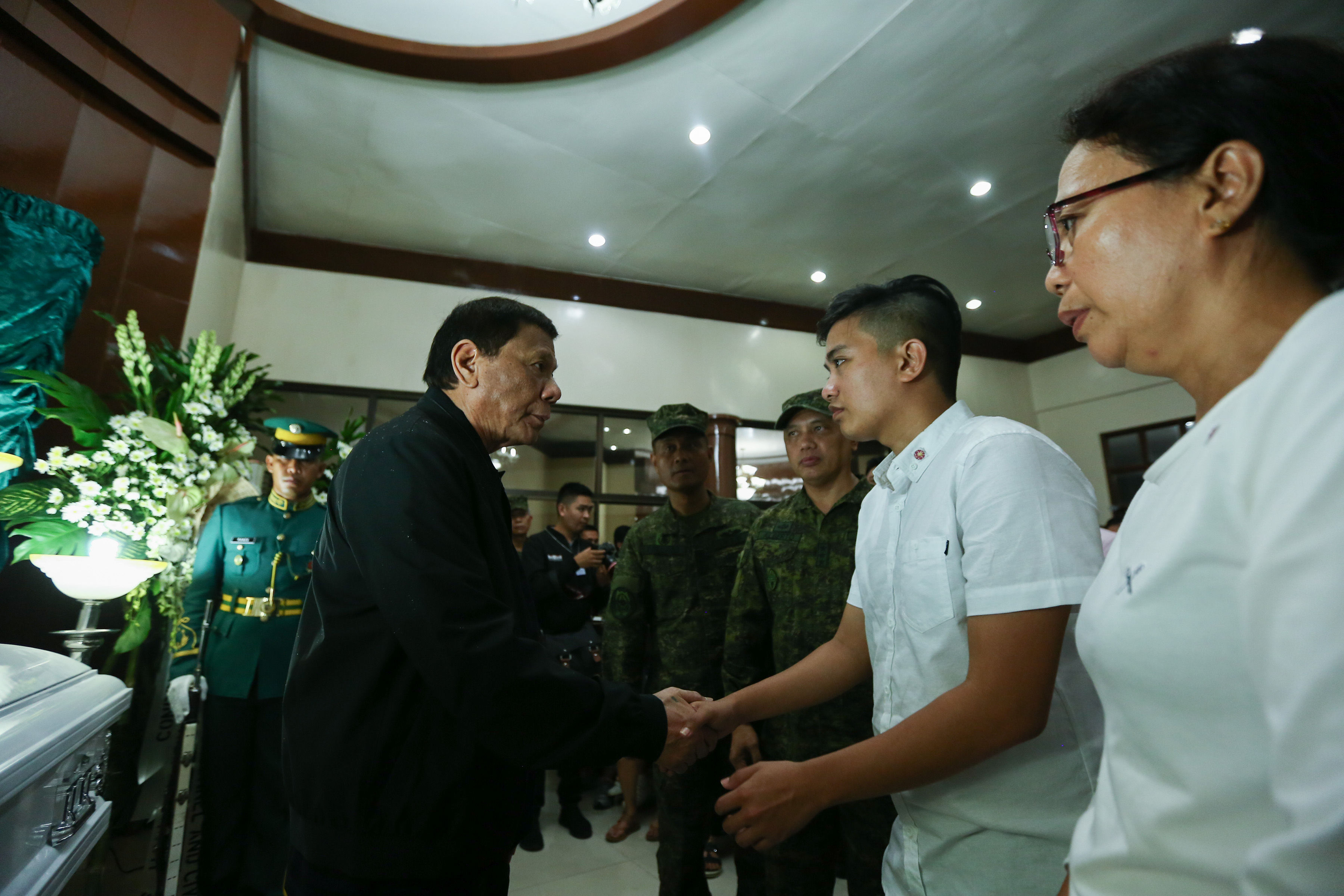 Duterte confers Order of Lapu-Lapu on soldier killed in Samar clash 2