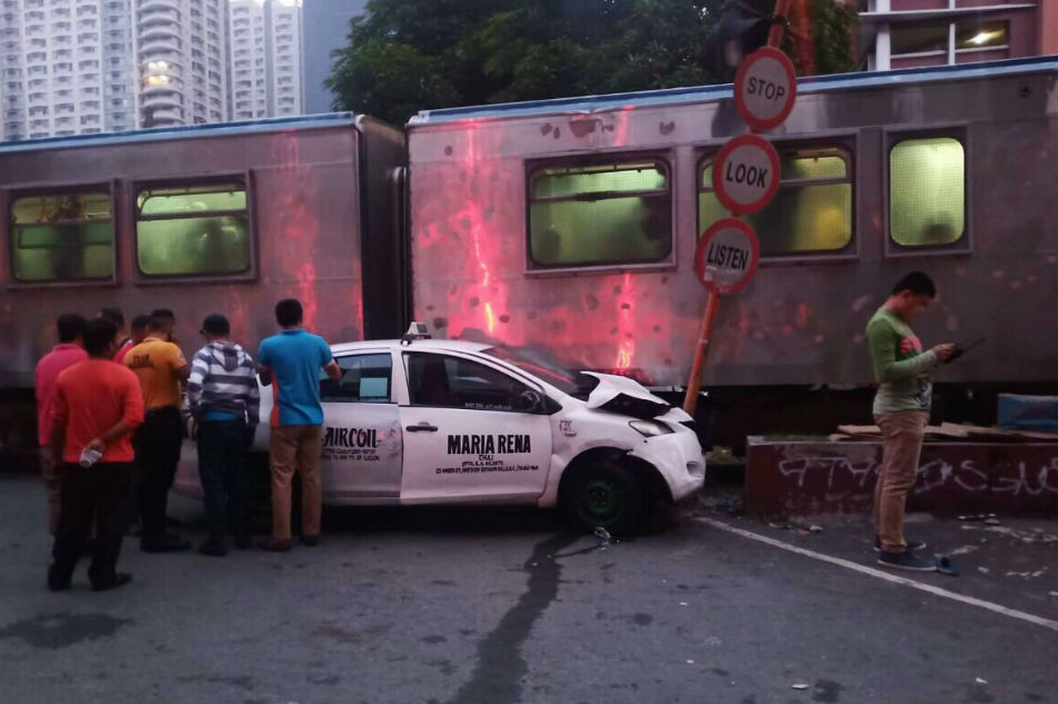 Taxi nabangga ng tren sa Makati 1