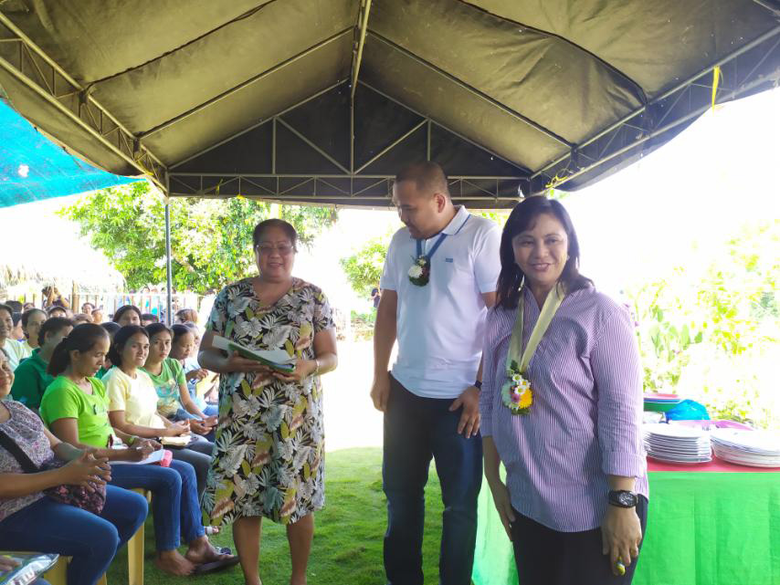 Robredo office gives P2-million aid to CamSur farmers | ABS-CBN News