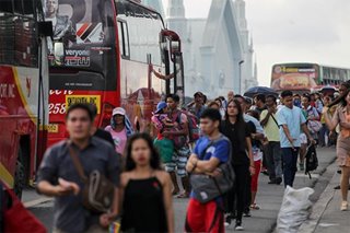 Gov't officials hinamong mag-commute matapos igiit na walang 'transport crisis'