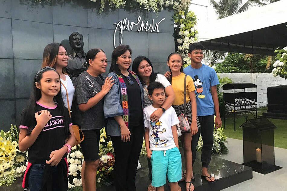 Vp Leni Visits Late Husband Jesse Robredos Tomb On All Saints Day Abs Cbn News 2195