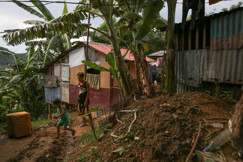 Ignoring peril, Yolanda survivors rebuild homes on sites of ruin 4