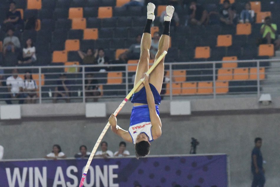Philippine's pole vaulter EJ Obiena in action during 2019 SEA games athletics competition at the New Clark City in Capas, Tarlac on December 7, 2019. Mark Demayo, ABS-CBN News