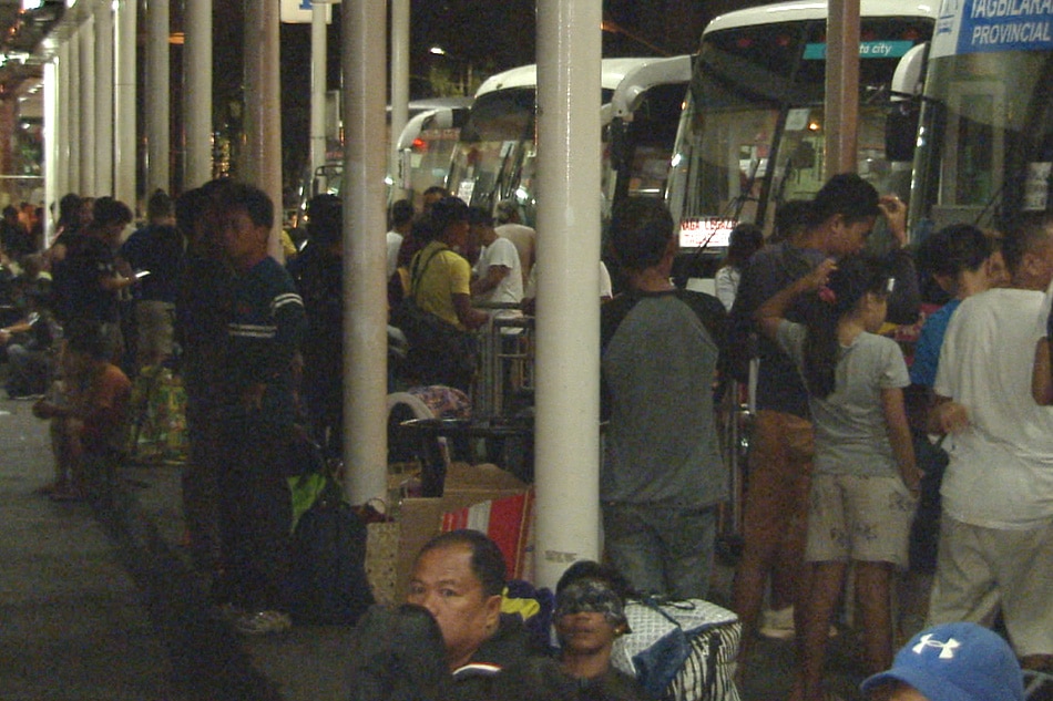 Passengers flock to metro bus stations for Christmas break 1