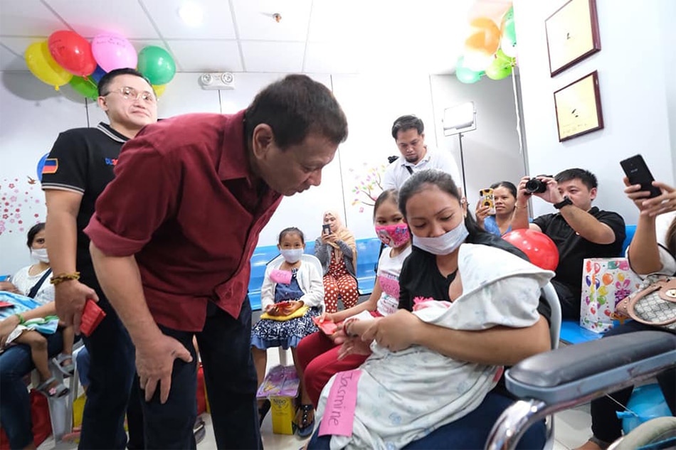 Duterte visits children cancer patients in Davao