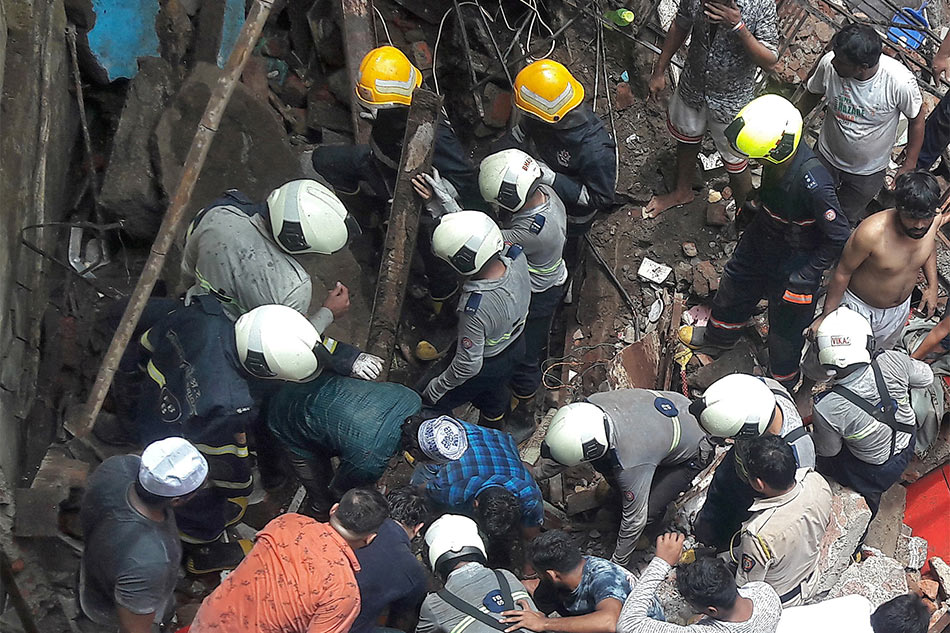 Dozens feared trapped as building collapses in India&#39;s Mumbai 1