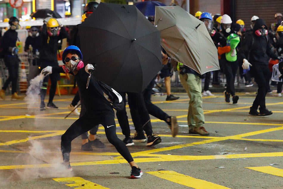 Hong Kong police fire teargas as China says it will not &#39;sit idly by&#39; 1