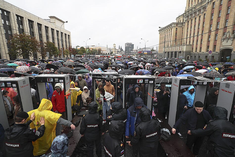 Thousands join Moscow opposition rally after crackdown 1