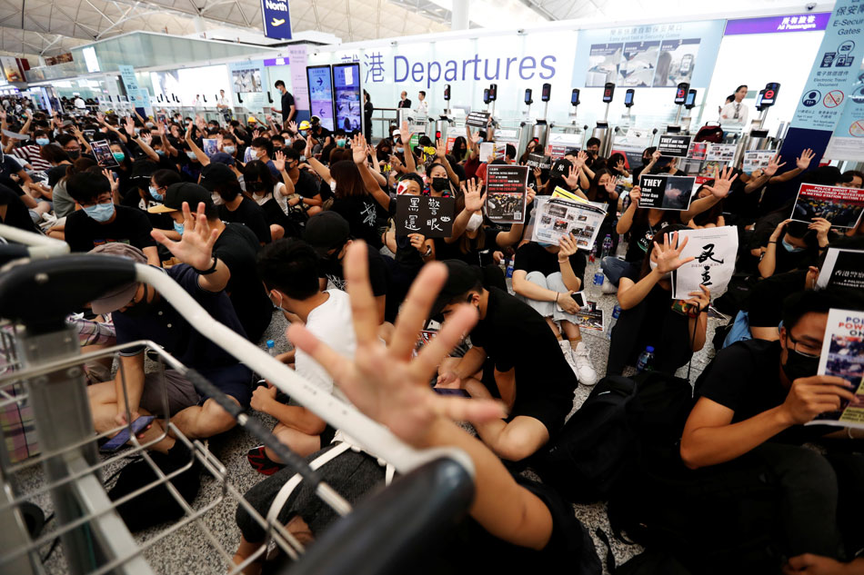 Hong Kong airport suspends flight check-ins: authority 1