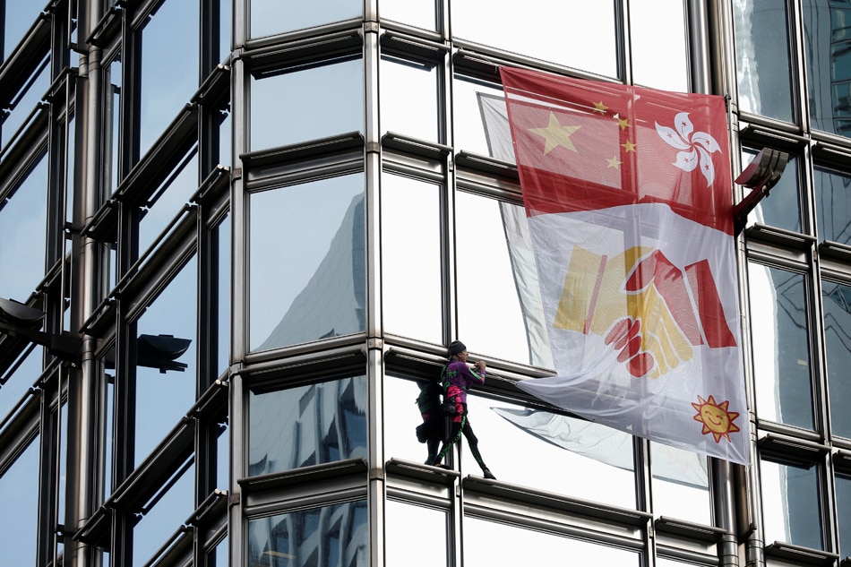 &#39;French Spiderman&#39; scales Hong Kong skyscraper with &#39;peace banner&#39; 1