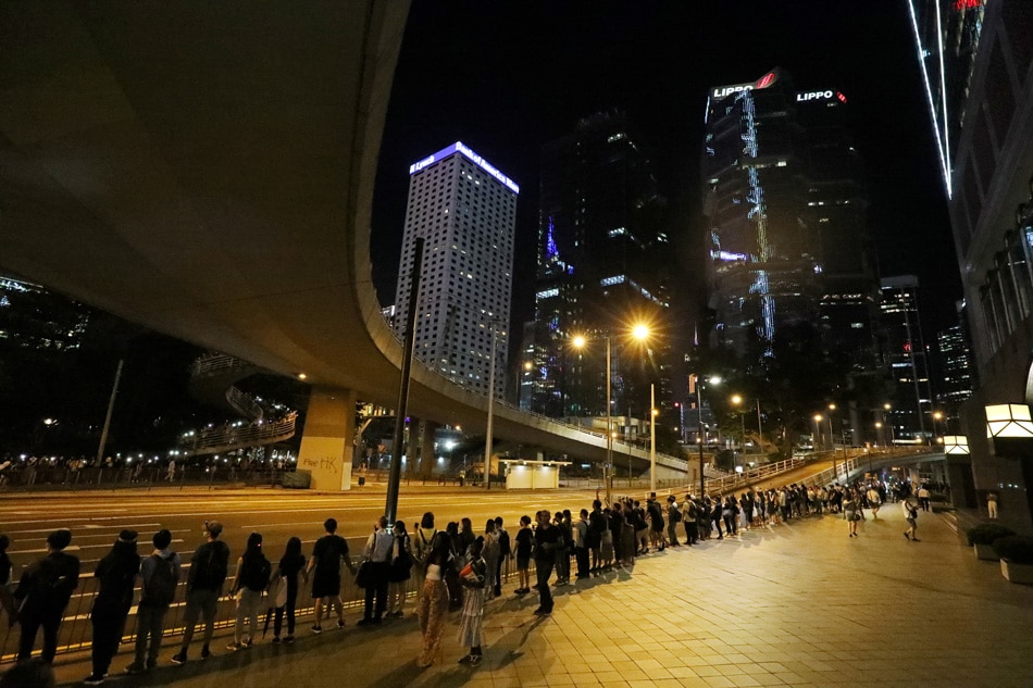 Hong Kong protesters form human chain 30 years after &#39;Baltic Way&#39; 1