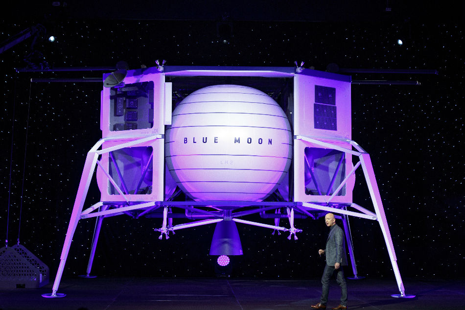 Amazon&#39;s Bezos leads team to build moon lander 1