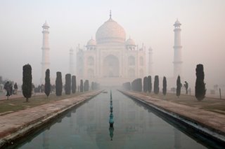 Despite itchy eyes, tourists flock to Taj Mahal