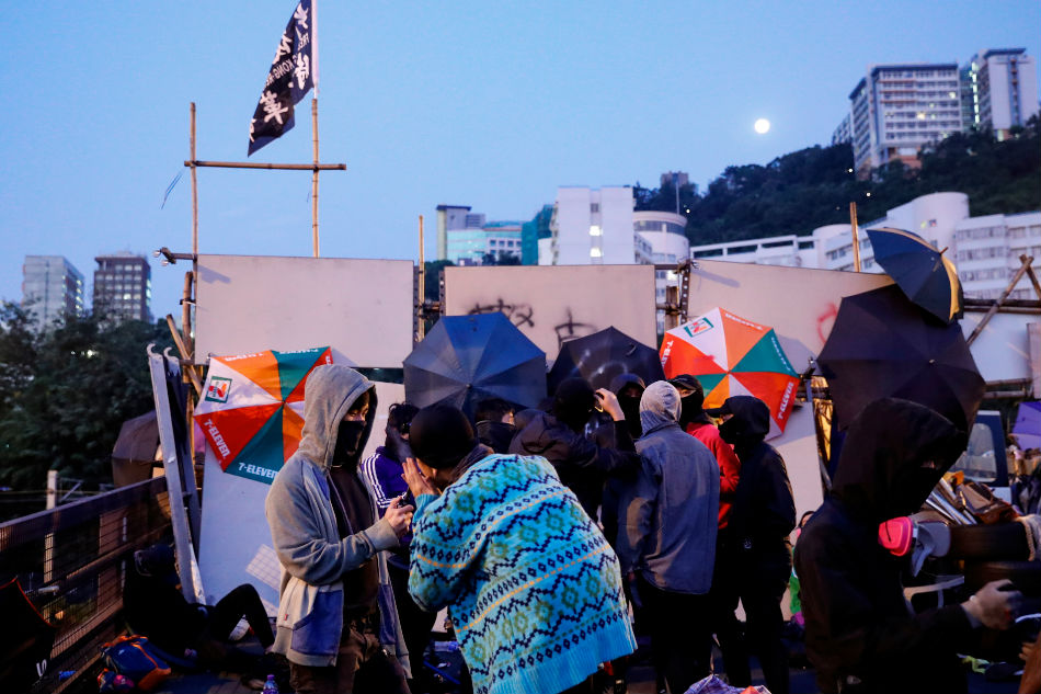Chaos in Hong Kong as pro-democracy protests &#39;blossom everywhere&#39; 1