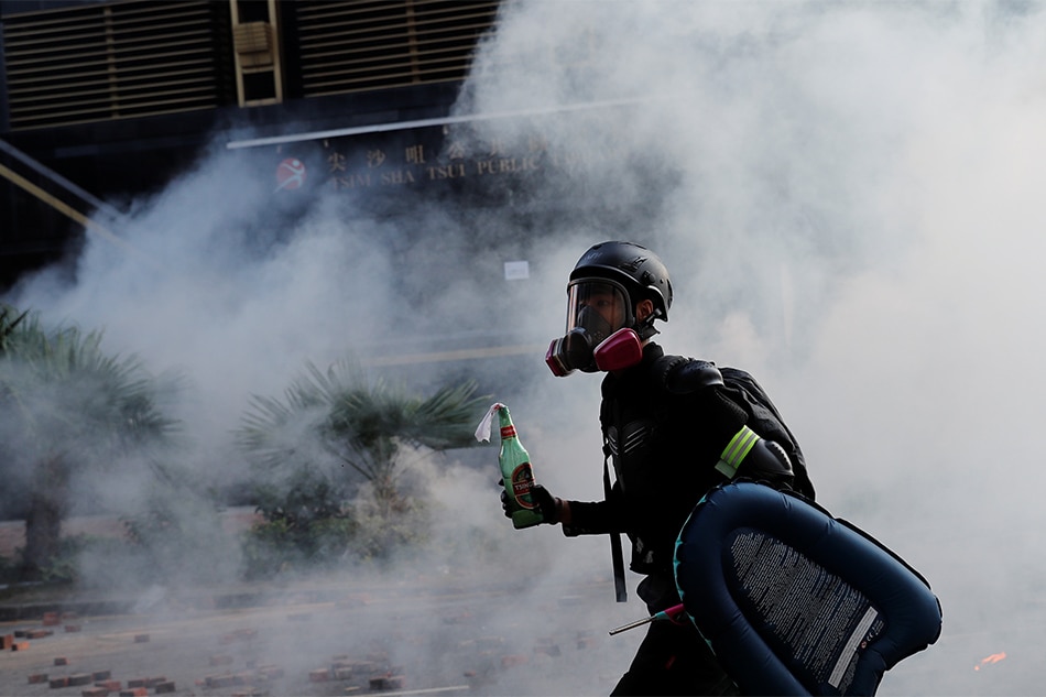 Protesters set fire to hold off police at Hong Kong campus 1