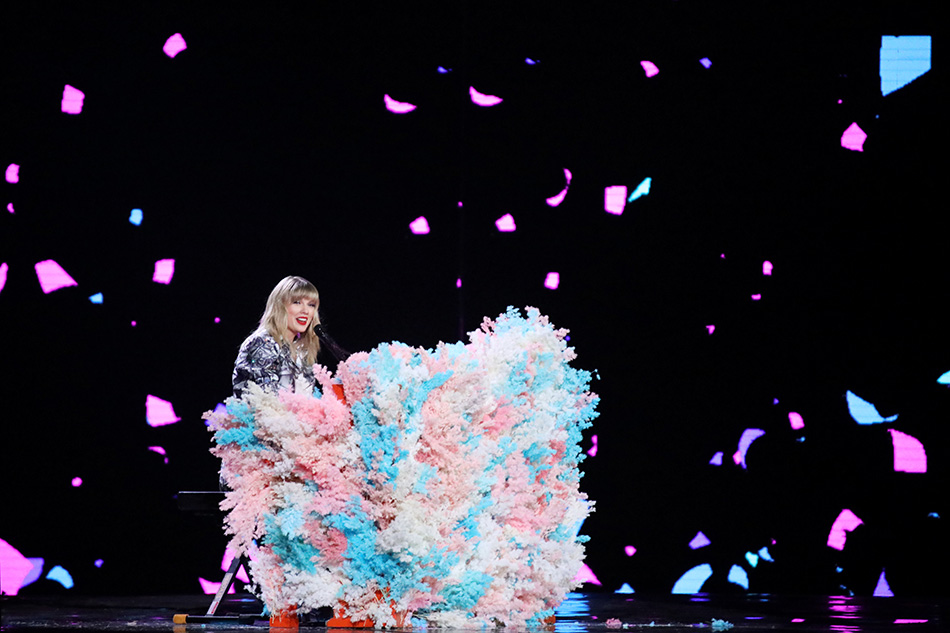 Ex-label says Taylor Swift can sing her old hits at awards show