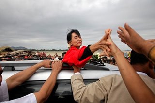 Thousands in Myanmar rally behind Suu Kyi amid genocide charges