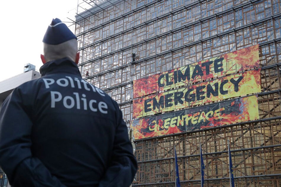 Greenpeace climbs EU Council building