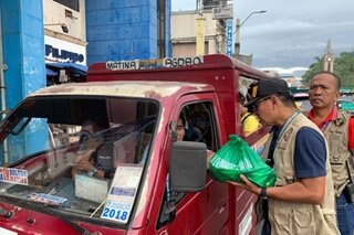 Traffic enforcers sa Davao City, nag-abot ng maagang pamasko sa drivers