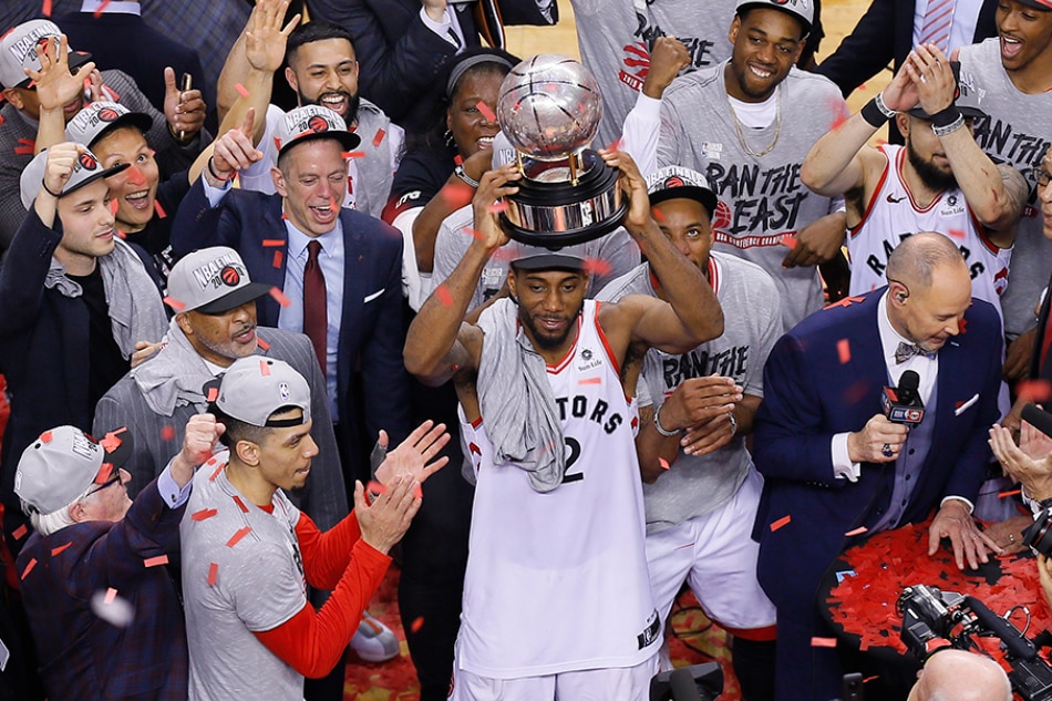 Kawhi Leonard cheered in Toronto as he receives title ring