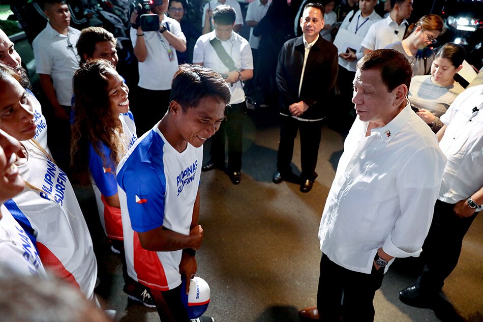 LOOK: Duterte meets Filipino SEA Games ‘hero&#39; surfer 2