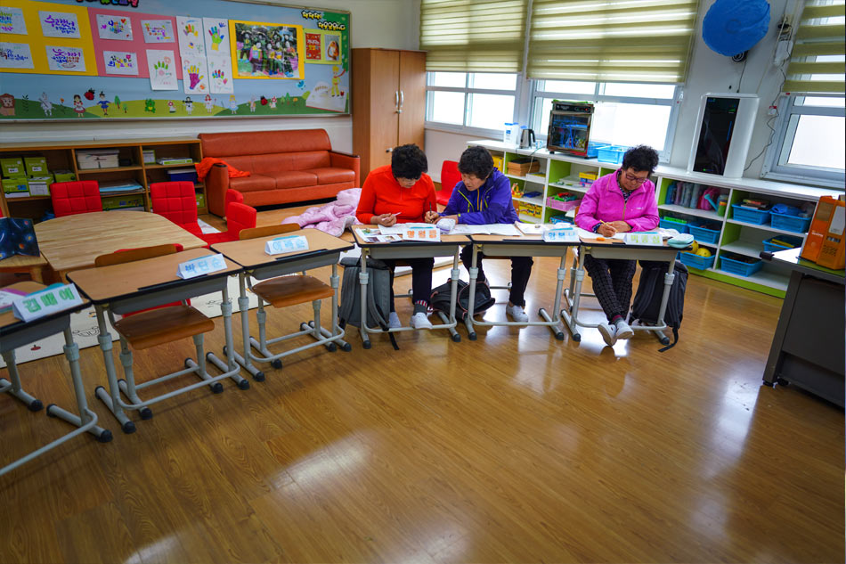 Running out of children, South Korea school enrolls illiterate grandmothers 3