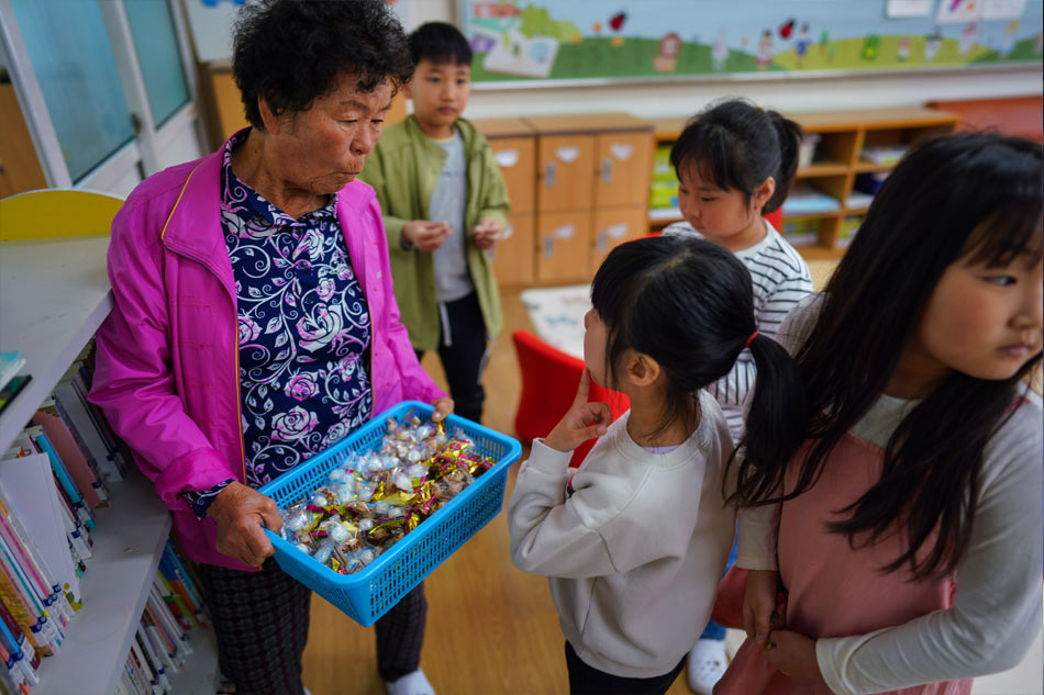 Running out of children, South Korea school enrolls illiterate grandmothers 2