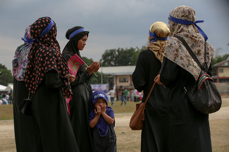 Muslim women pray during a campaign rally supporting the Bangsamoro Organic Law. Jonathan Cellona, ABS-CBN News