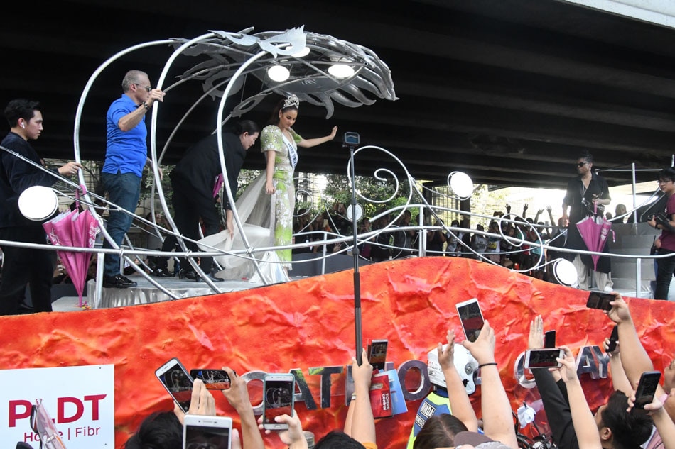 IN PHOTOS: &#39;Tireless&#39; Catriona Gray takes to the streets of pageant-crazy Manila 7