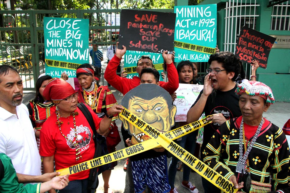 Environmentalists push closure of mines