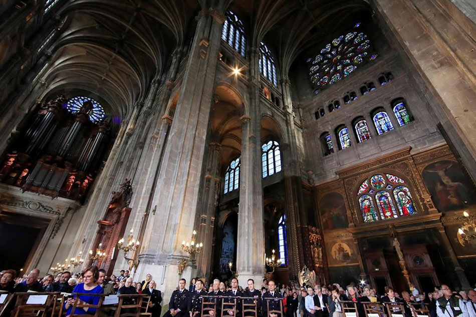 In shadow of burned Notre-Dame, Paris Catholics pray for ...