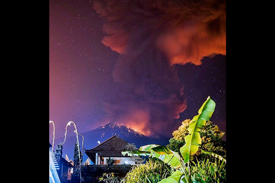 Volcano erupts on Indonesia&#39;s Bali causing flight cancellations 1