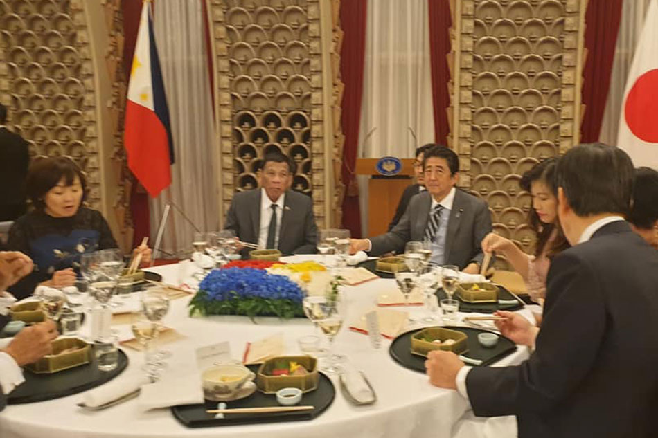 LOOK: Duterte dines with Japan PM Abe before flying back to Manila 1
