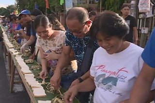 TINGNAN: 1 kilometrong papag ng 'pinangat' tampok sa pista sa Albay